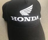 Вышивка на черной бейсболке Honda
